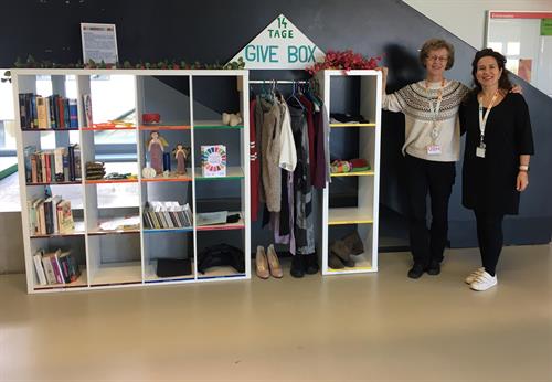 Die Dozentinnen Ellen Bannemann (li.) und Paloma Orte betreuen die Give-Box im Gebäude 3. Foto: privat